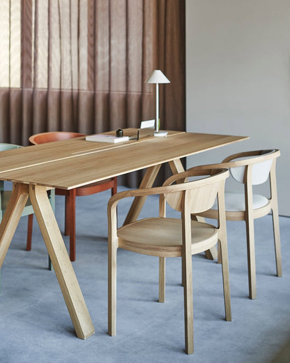 Bureau Spectrum en chêne en salle de réunion avec fauteuils Castor et chaise Chesa — Karimoku New Standard | Antifer