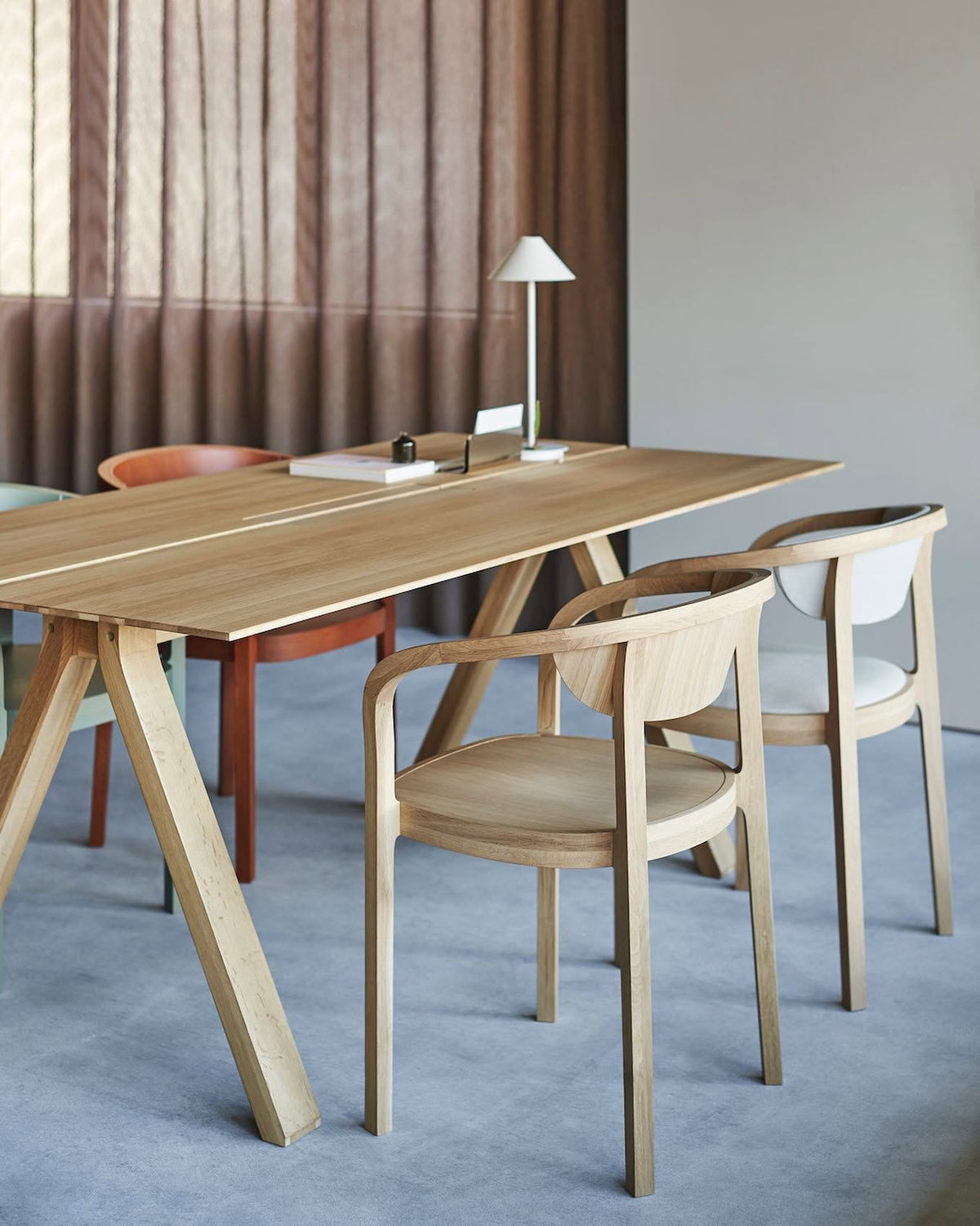 Bureau Spectrum en chêne en salle de réunion avec fauteuils Castor et chaise Chesa — Karimoku New Standard | Antifer