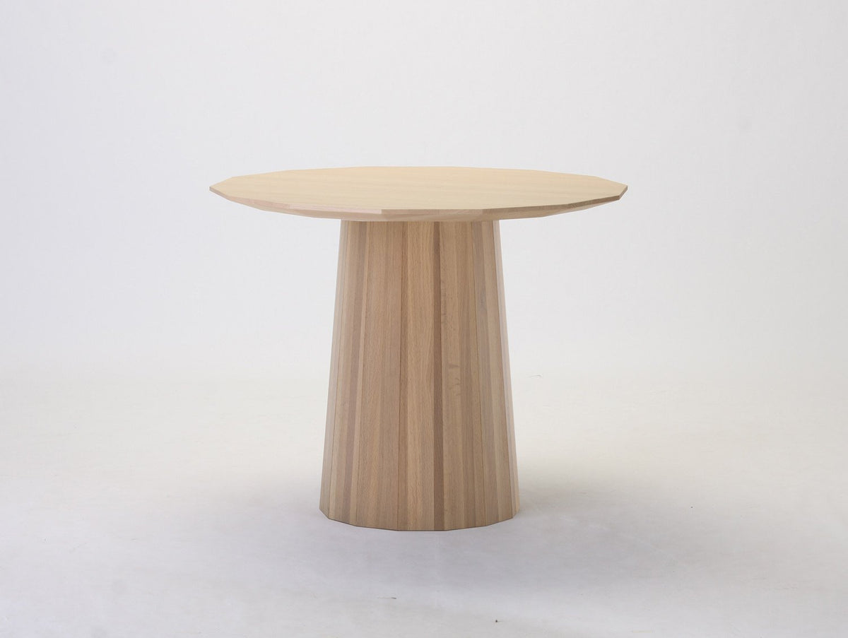 Table Colour Wood ø95 finition Plain Pure Chestnut, Scholten & Baijings — vue studio n°28 | Antifer