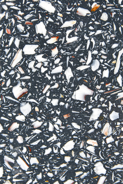 Plateau Ostrea anthracite détail texture — terrazzo marin, coquilles recyclées | Antifer
