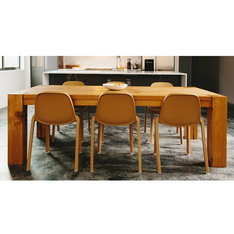 Ultramoderne Küche. Großer Tisch aus massiver Eiche. Broom Emeco Stühle um den Tisch | Antifer
