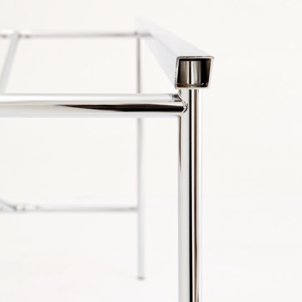 E2 Tischbein aus Stahl in Olivgrün, Dreiviertelansicht — minimalistisches Design | Antifer