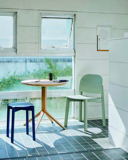 Table bistrot Scout en chêne dans un coin repas carrelé, avec tabouret bleu et chaise verte — Karimoku New Standard | Antifer