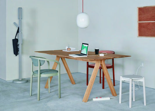 Bureau Spectrum en chêne dans un bureau avec chaises Colour Wood et portemanteau Signs — Karimoku New Standard | Antifer