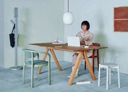Bureau Spectrum en chêne, une femme y travaille sur un ordinateur portable — Karimoku New Standard | Antifer