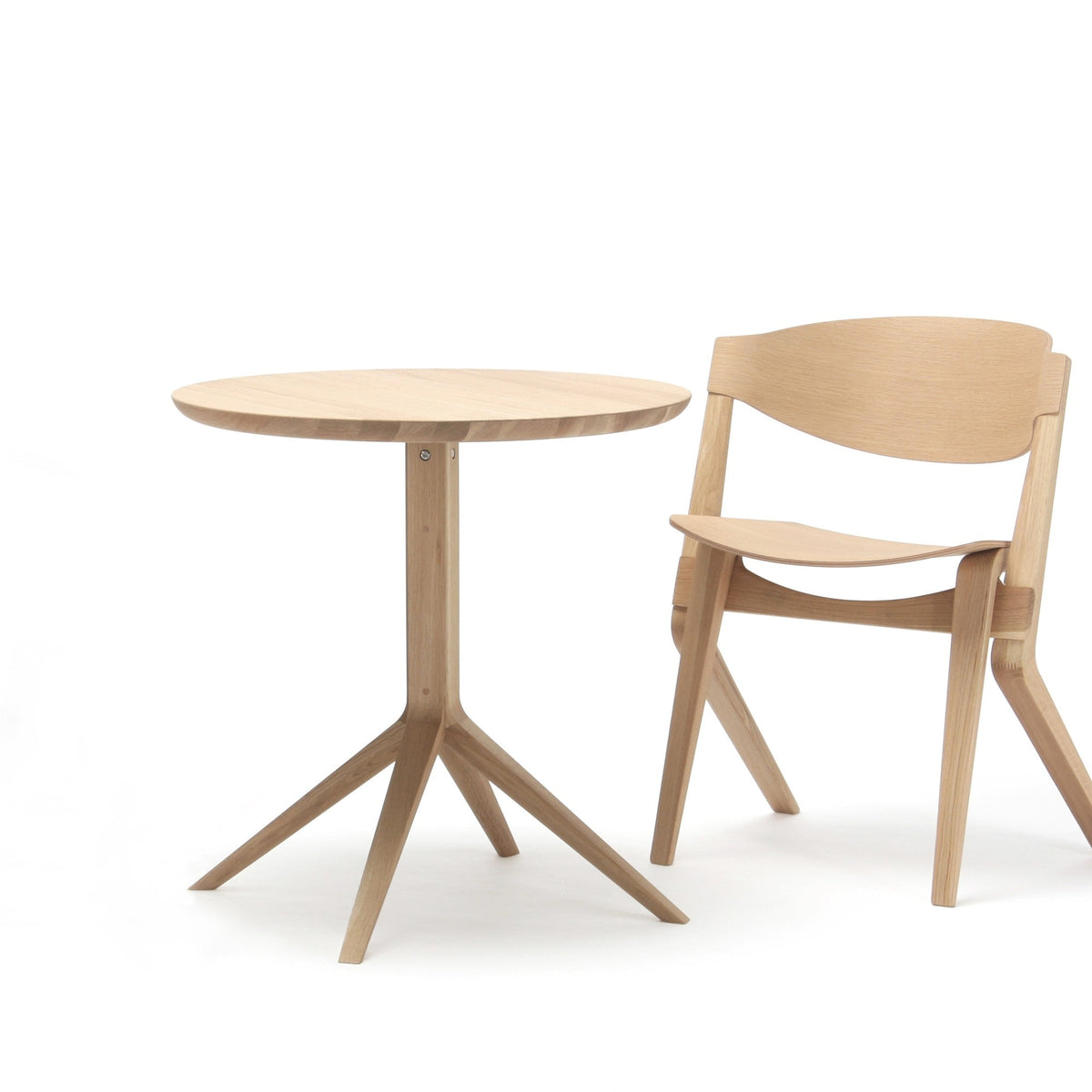 Table bistrot Scout en chêne avec chaise Scout assortie, Christian Haas — vue studio n°13 | Antifer