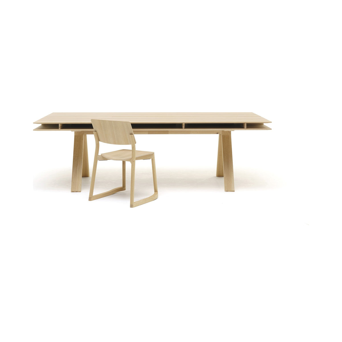 Bureau Spectrum DT 240 en chêne clair avec chaise assortie, Geckeler Michels — vue studio n°4 | Antifer