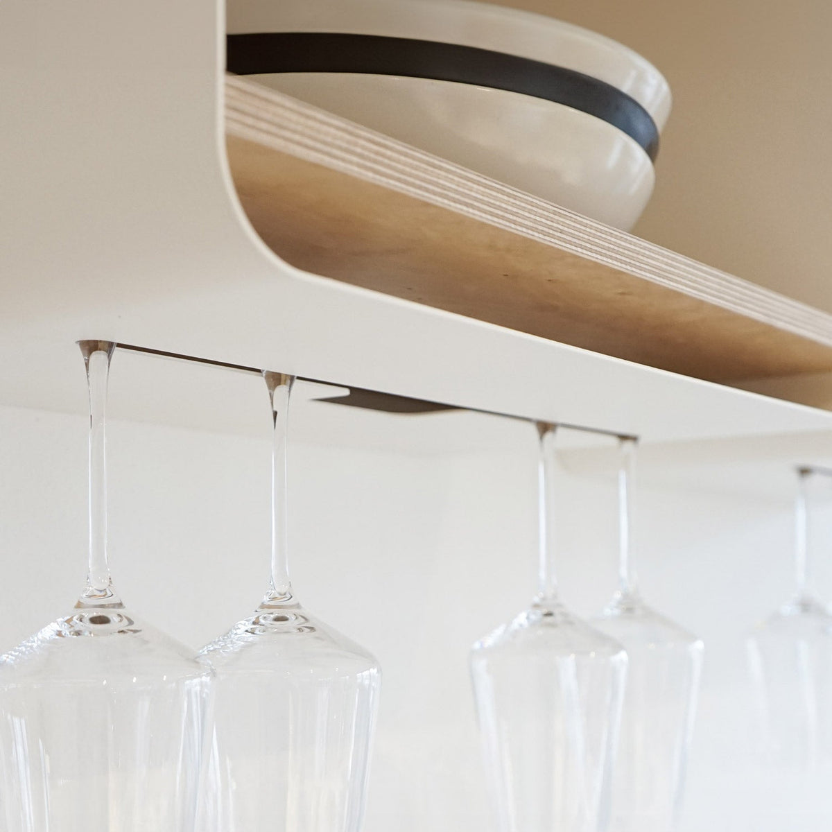 Variand A02 L kitchen shelf — detail of stored tableware | Antifer