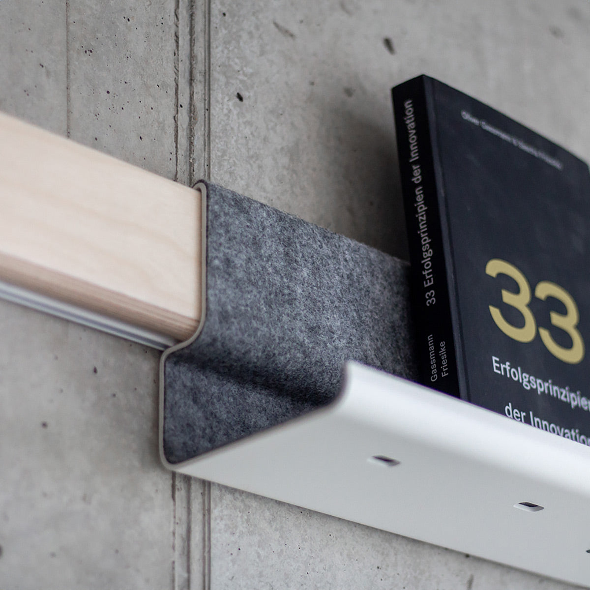 Variand I02 wall shelves in an entryway — birch with everyday accessories — design Variand | Antifer