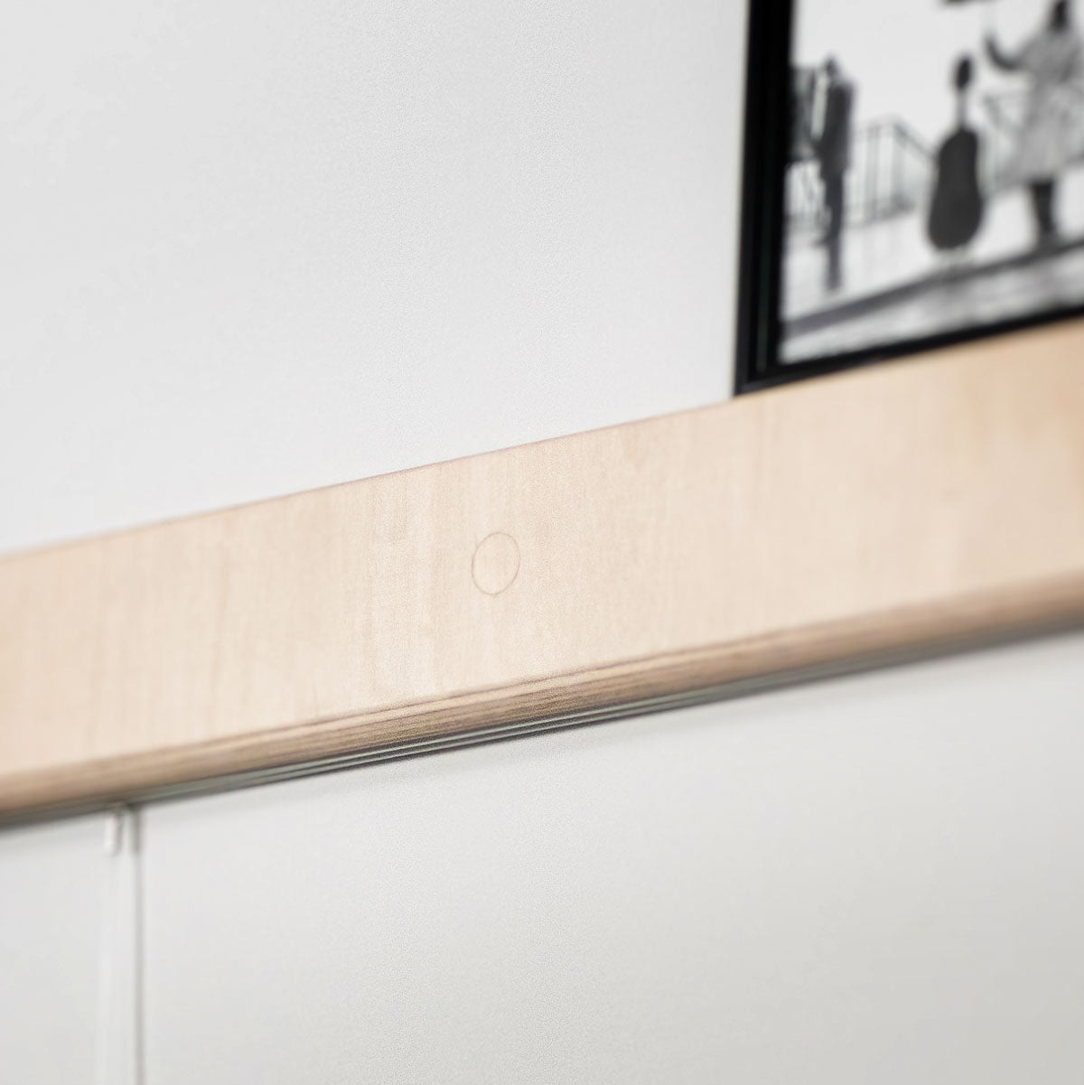Rails muraux Variand détail des accessoires — cimaise aimants et épingles — design Variand | Antifer