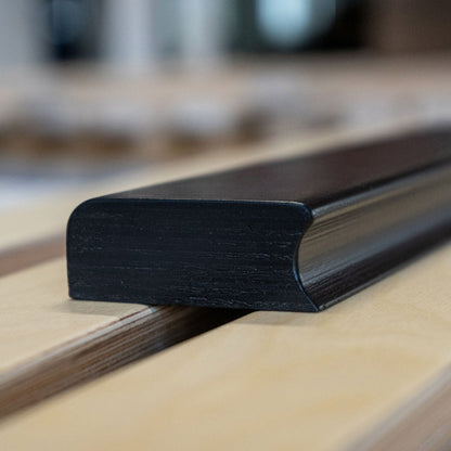 Rail mural Variand V01 sans accessoire en situation — noir — design Variand | Antifer
