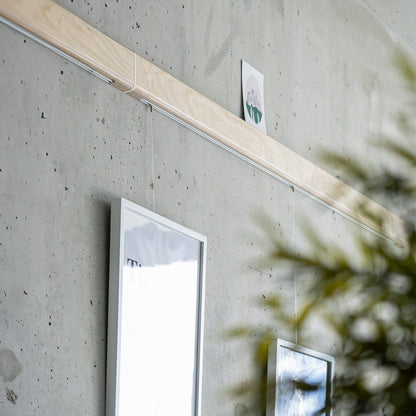 Rail mural Variand V03 cimaise en situation — bouleau avec tableau suspendu — design Variand | Antifer