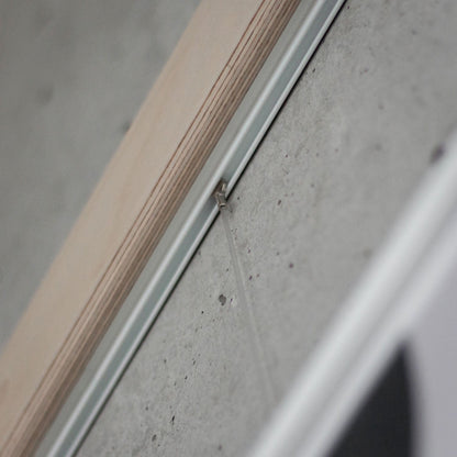 Rail mural Variand V03 cimaise vue rapprochée — bouleau — design Variand | Antifer