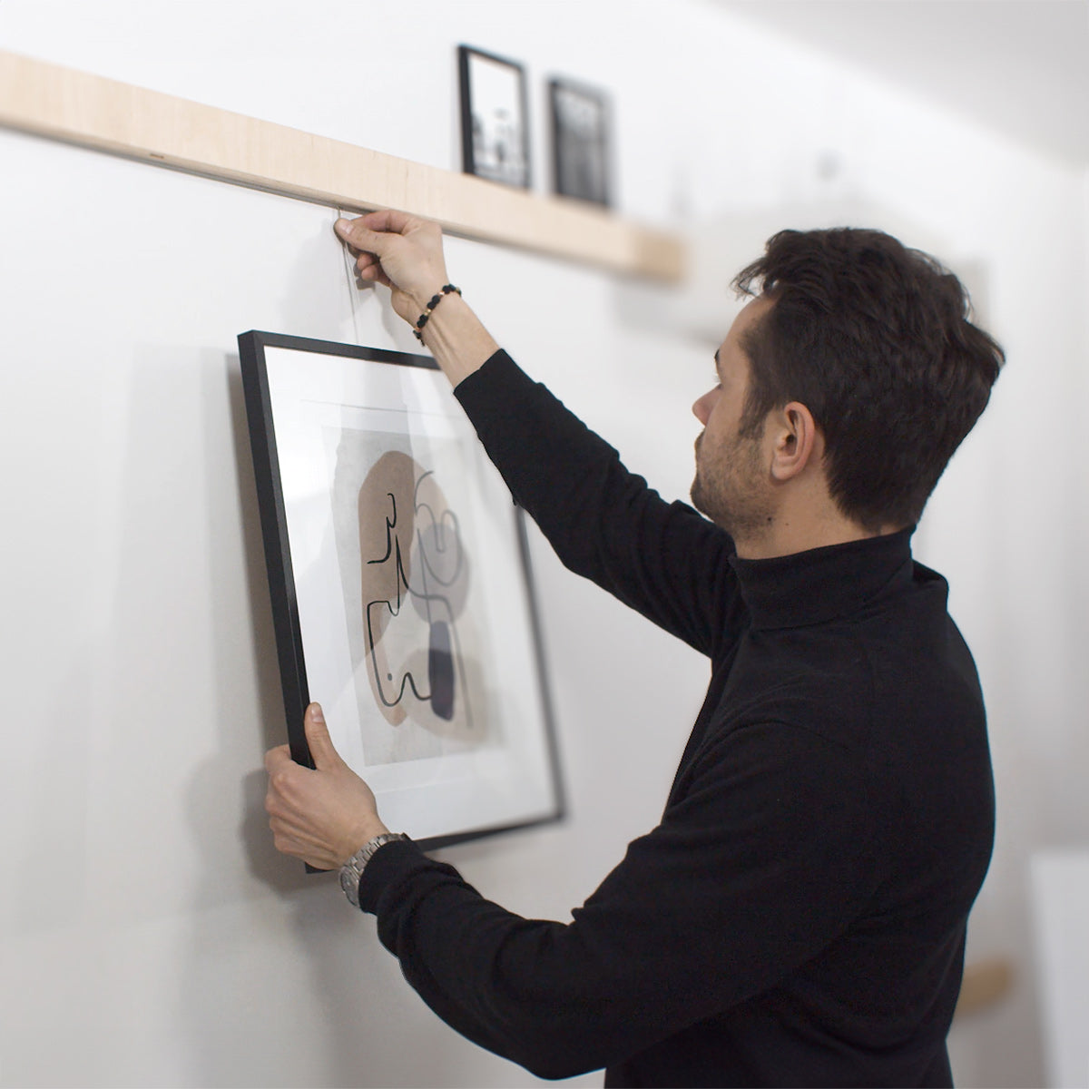 Rail mural Variand V03 cimaise en situation — bouleau avec illustrations — design Variand | Antifer
