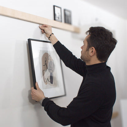 Rail mural Variand V03 cimaise en situation — bouleau avec illustrations — design Variand | Antifer