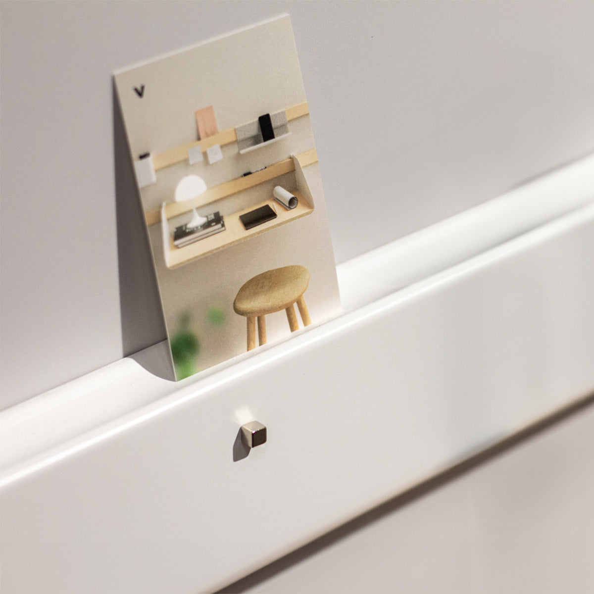 Rail mural Variand V04 aimants en situation — blanc — design Variand | Antifer