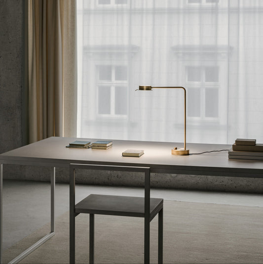 Lampe à poser w102 Chipperfield en situation bureau — laiton — design David Chipperfield Wästberg | Antifer