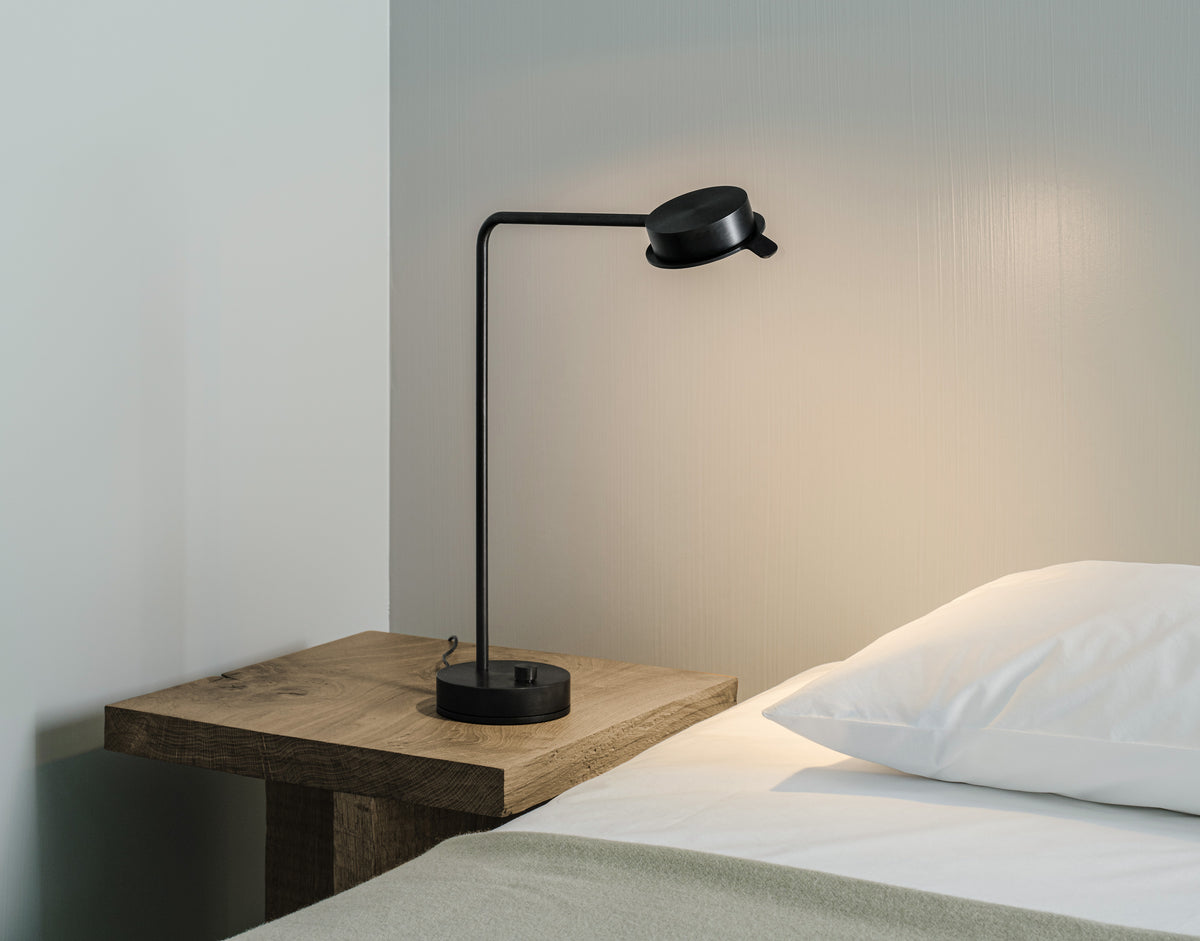 Lampe w102 Chipperfield acier noir en situation chevet — design David Chipperfield Wästberg | Antifer