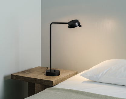Lampe w102 Chipperfield acier noir en situation chevet — design David Chipperfield Wästberg | Antifer