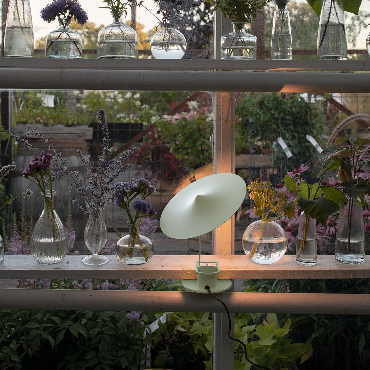 Lampe à pince w153 Île verte en situation — aluminium — design Inga Sempé Wästberg | Antifer