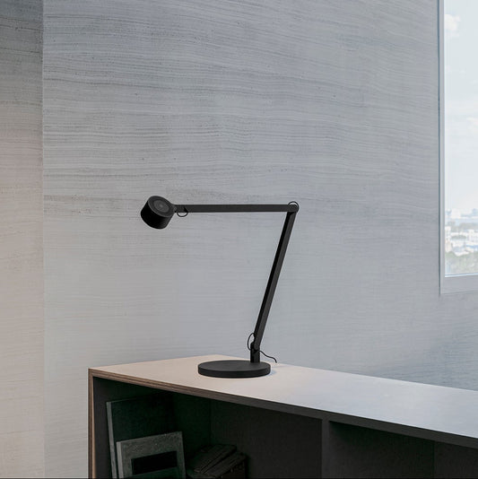 Lampe murale w227 Winkel éclairée en situation bureau — aluminium — design Dirk Winkel Wästberg | Antifer