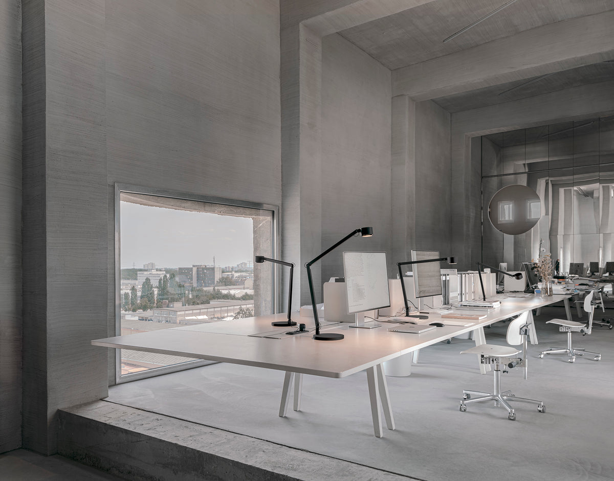 Lampe murale w227 Winkel en situation salon lecture — aluminium — Wästberg | Antifer