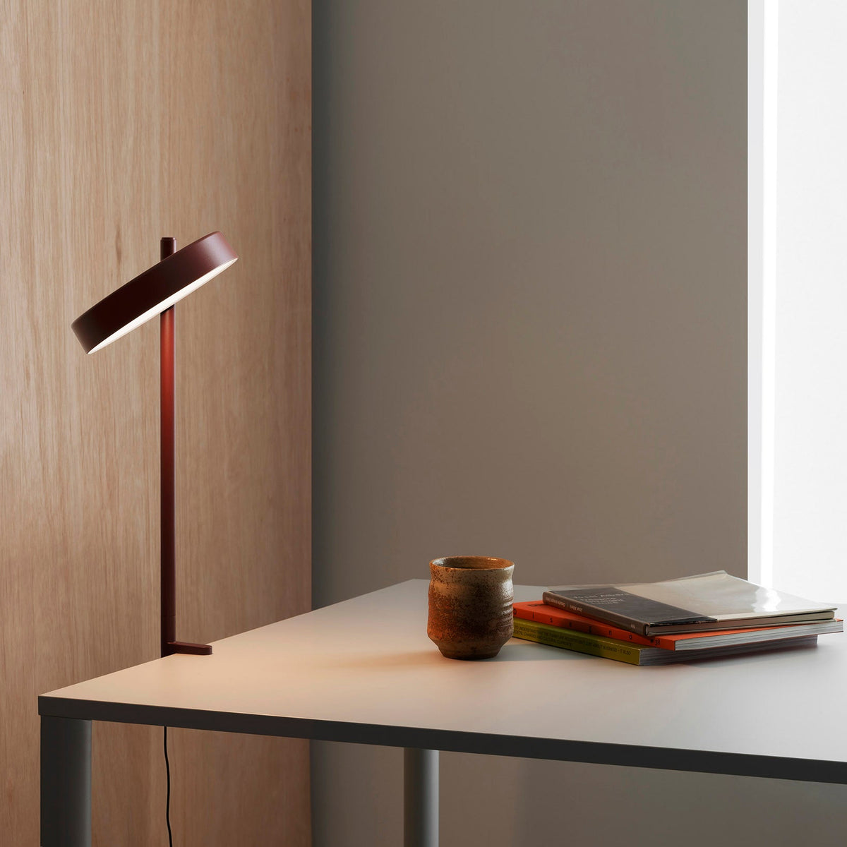 Lampe w242 Pastille rouge oxyde avec serre-joint en situation salon — aluminium — Wästberg | Antifer