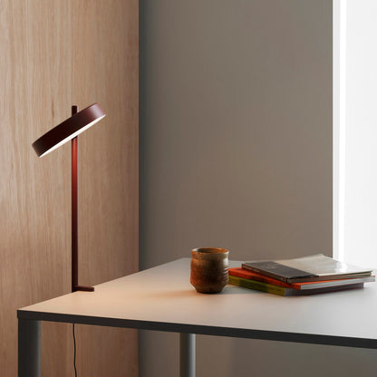 Lampe w242 Pastille rouge oxyde avec serre-joint en situation salon — aluminium — Wästberg | Antifer