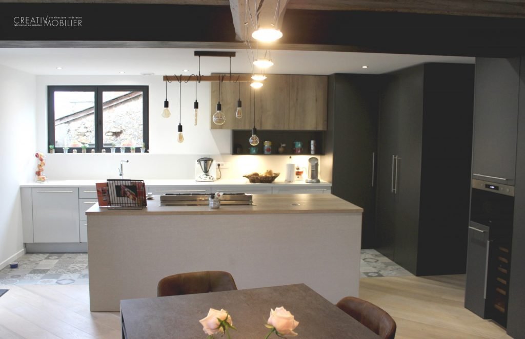 Une cuisine sur-mesure et son îlot central béton près d&rsquo; Angers