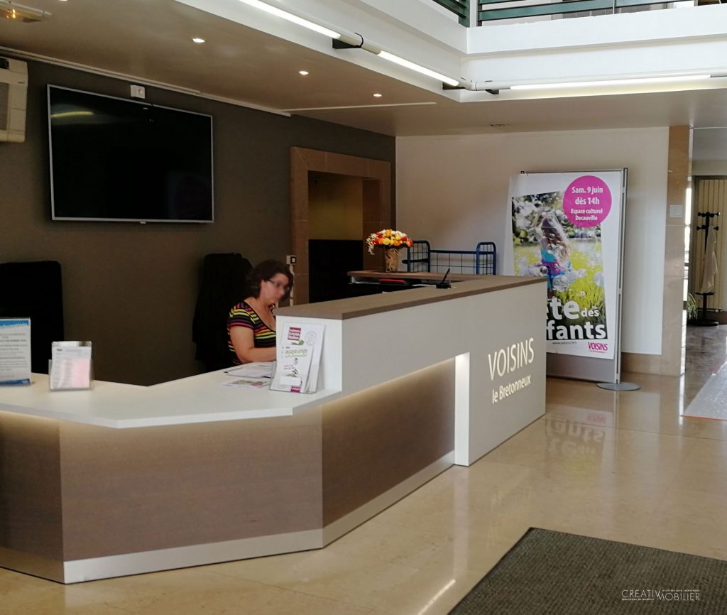 Banque d&rsquo;accueil en résine Corian ® avec rétro-éclairage