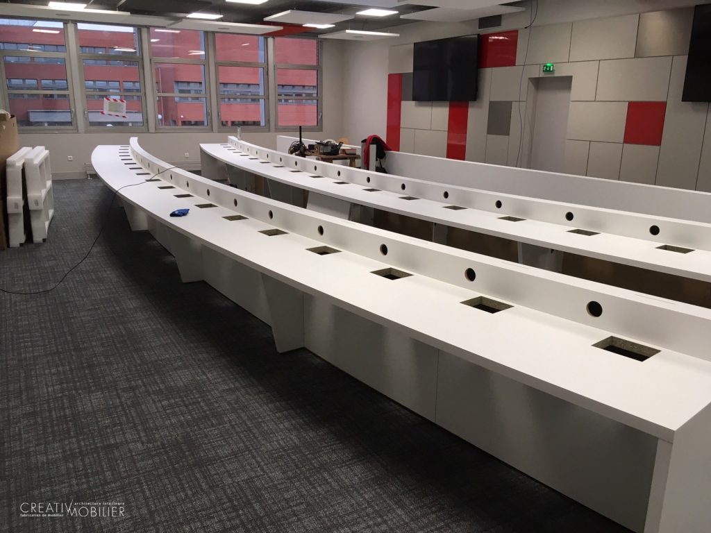 fabrication et pose d&rsquo;une table de réunion sur-mesure