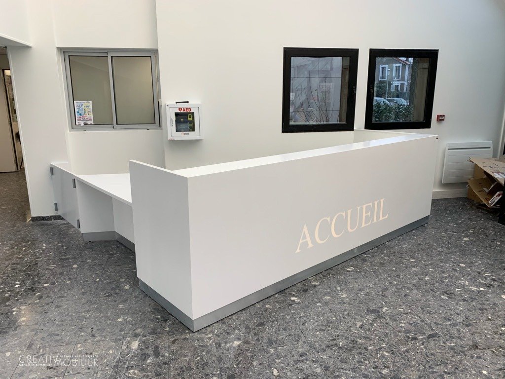 Une banque d&rsquo;accueil sur-mesure en corian® – 78