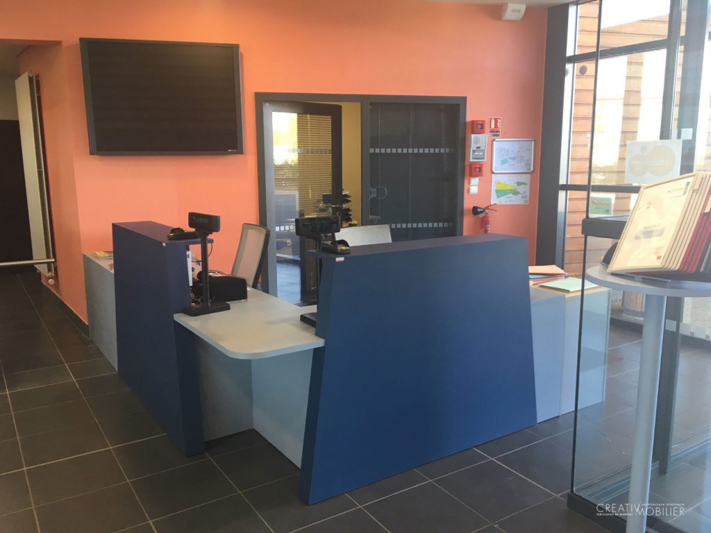 Agencement de la banque d&rsquo;accueil du centre aquatique L&rsquo;Ilébulle à la Flèche (72)