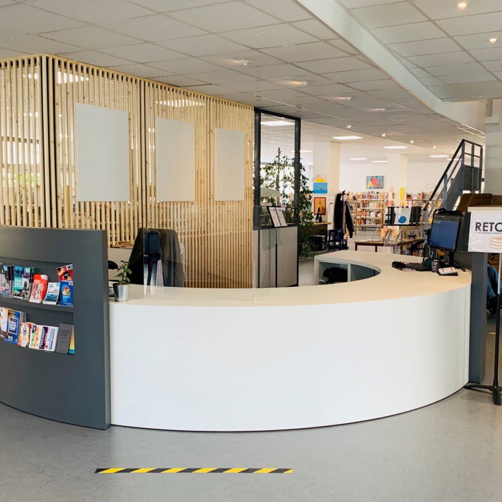 Agencement de la banque d&rsquo;accueil de la médiathèque de Brie Comte Robert