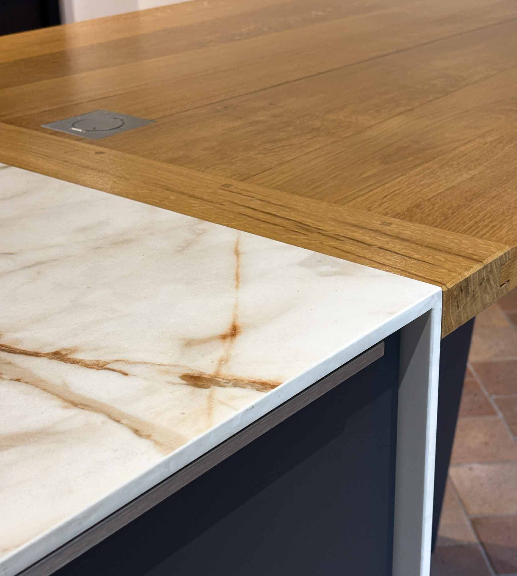 Cuisine sur-mesure marbre et bois