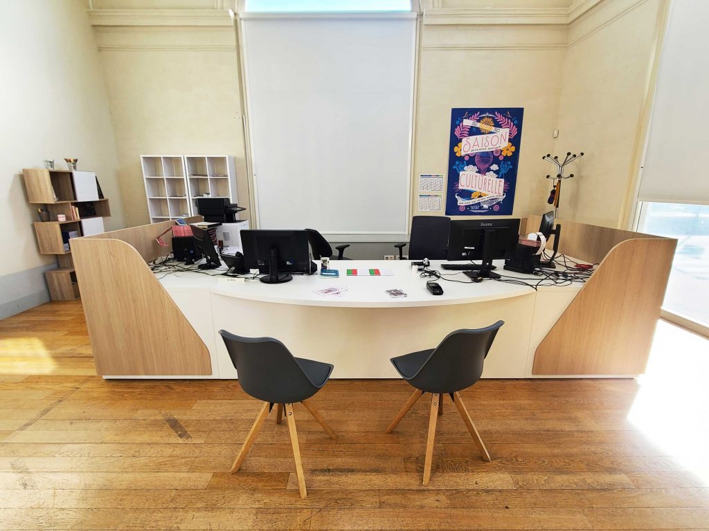 Banque d&rsquo;accueil sur-mesure au théâtre Le Dôme à Saumur