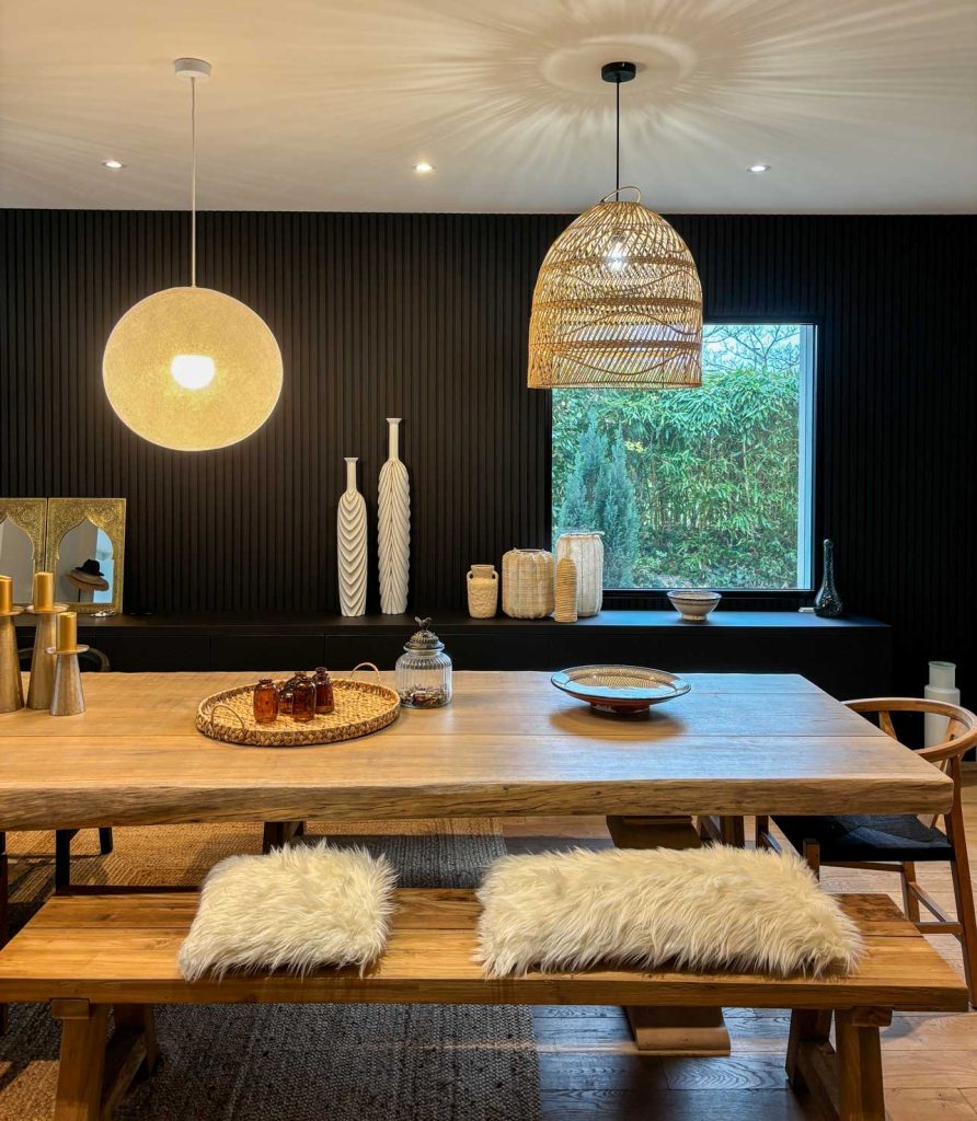 Salon sur-mesure : Table en bois brut et habillage mural