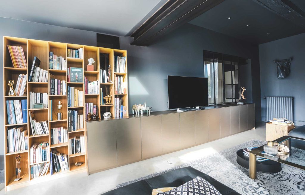 Salon sur mesure avec meuble tv et bibliothèque