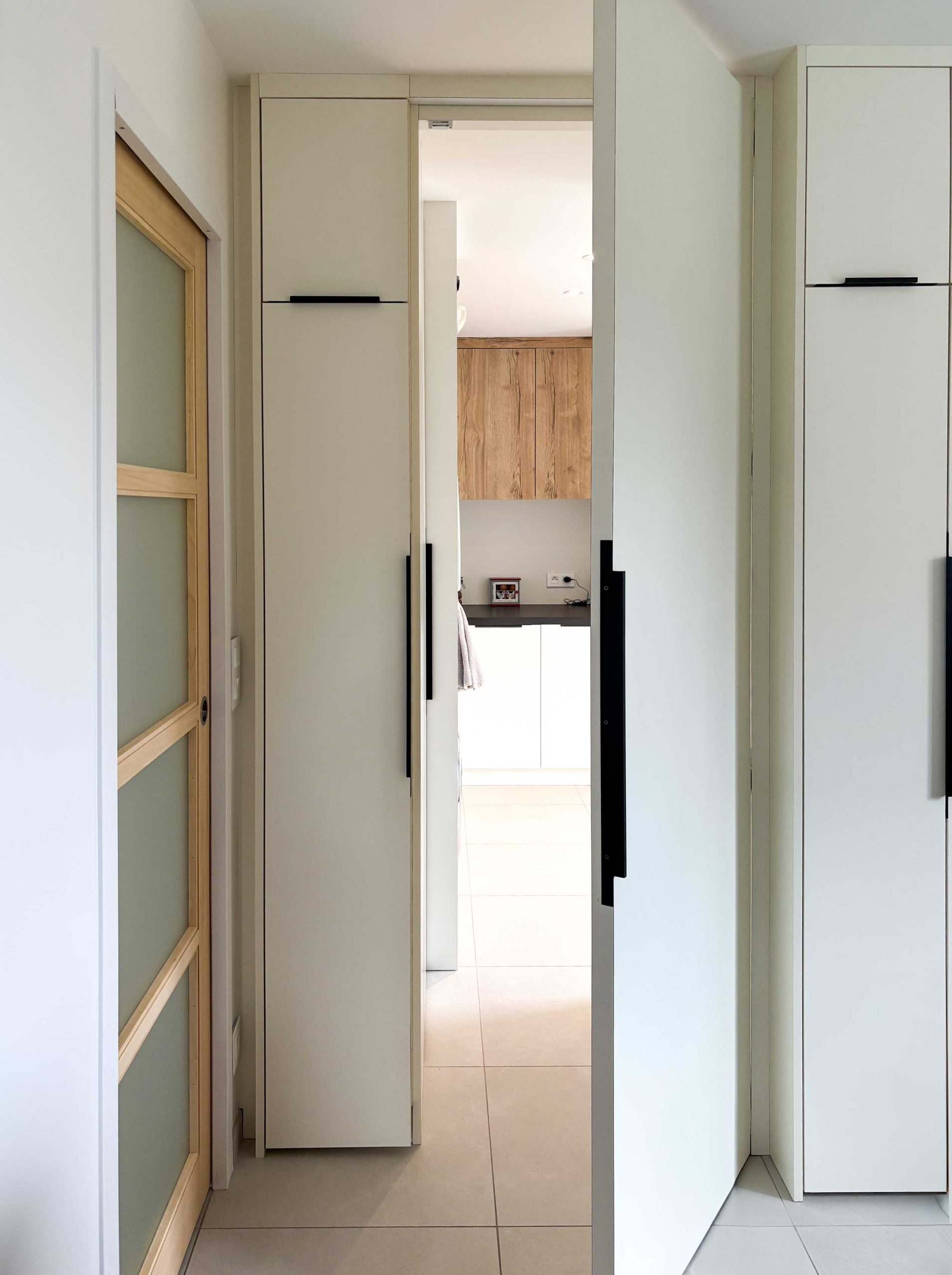 porte sous tenture