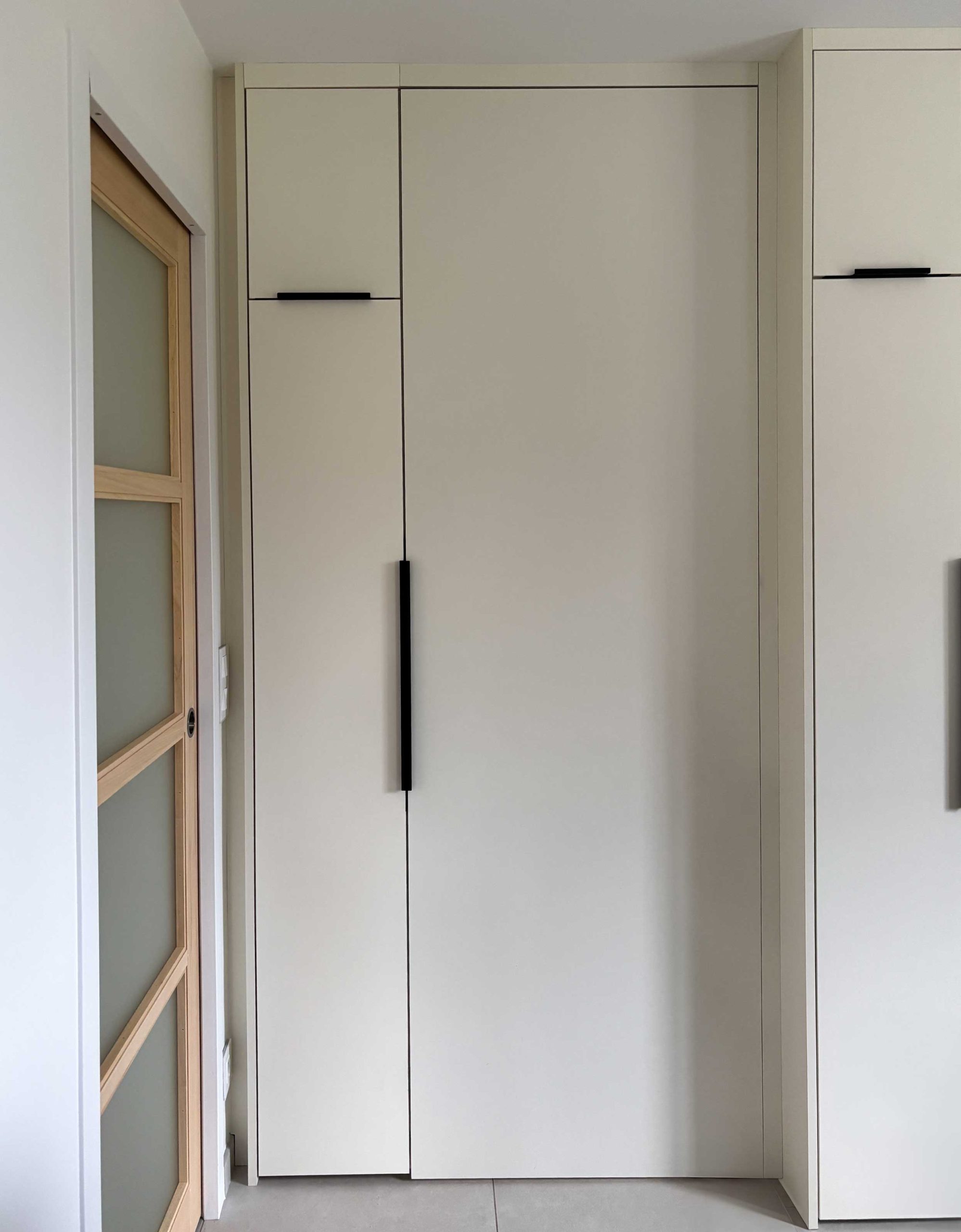 porte sous tenture
