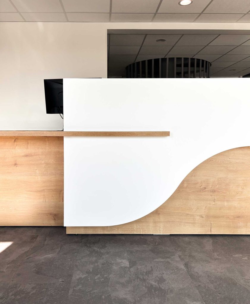 Banque d&rsquo;accueil en bois et corian®